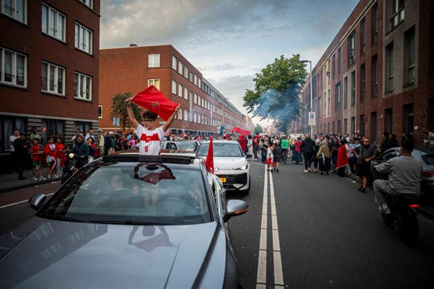July 4, 2026, Den Haag, South Holland, Netherlands: 4 July 2026, The Hague, the Netherlands. Morocco fans celebrate in the Schilderswijk neighbourhood of The Hague, after Morocco defeated Canada 3-0 in the FIFA World Cup, WM, Weltmeisterschaft, Fussball 2026 Round of 16 to advance to the quarter-finals. Fans Celebrate Morocco Win At The World Cup.  - ZUMAp202 0860756426st Copyright: xJamesxPetermeierx