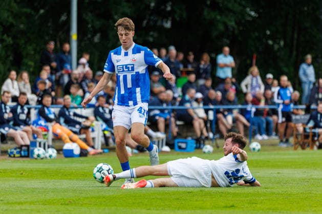 links Yannick Michaelis (Rostock) gegen Niklas Rehpenning(FSV) ; GER, FSV Kühlungsborn vs. FC Hansa Rostock, Fußball, Männer, 3. Liga, Testspiel, Spielzeit 2026 2027, 04.07.2026 Kühlungsborn Sportplatz Mecklenburg - Vorpommern Deutschland *** Left: Yannick Michaelis (Rostock) vs. Niklas Rehpenning (FSV GER), FSV Kühlungsborn vs. FC Hansa Rostock, Soccer, Men, 3rd Division, Friendly Match, 2026–2027 Season, July 4, 2026, Kühlungsborn Sports Field, Mecklenburg-Western Pomerania, Germany