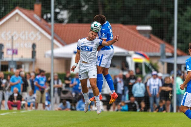 links Tim Schmitt (FSV) gegen Dario Gebuhr (Rostock) ; GER, FSV Kühlungsborn vs. FC Hansa Rostock, Fußball, Männer, 3. Liga, Testspiel, Spielzeit 2026 2027, 04.07.2026 Kühlungsborn Sportplatz Mecklenburg - Vorpommern Deutschland *** Left: Tim Schmitt (FSV) vs. Dario Gebuhr (Rostock, GER), FSV Kühlungsborn vs. FC Hansa Rostock, Soccer, Men, 3rd Division, Friendly Match, 2026–2027 Season, July 4, 2026, Kühlungsborn Sports Field, Mecklenburg-Western Pomerania, Germany