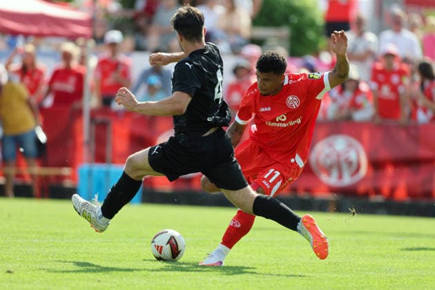 Fußball - Testspiel - TSG Pfeddersheim - 1. FSV Mainz 05 - 04.07.26, Tim Keller (TSG), Ransford Königsdörffer (Mainz), - *** Soccer Friendly Match: TSG Pfeddersheim 1, FSV Mainz 05, April 7, 2026; Tim Keller (TSG), Ransford Königsdörffer (Mainz),