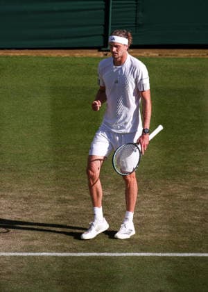 Alexander Zverev (GER) jubelt nach dem Sieg, Jubel, Freude, Emotion, Herren Einzel, Men s Singles Tennis - Wimbledon 2026 - Grand Slam ITF ATP, Tennis Herren WTA, Tennis Damen - AELTC - London - - Great Britain - 4 July 2026. *** Alexander Zverev (GER) celebrates after his victory; celebration, joy, emotion; Men s Singles, Men s Singles Tennis, Wimbledon 2026, Grand Slam, ITF, ATP, WTA, AELTC, London, Great Britain, July 4, 2026 Copyright: xJuergenxHasenkopfx