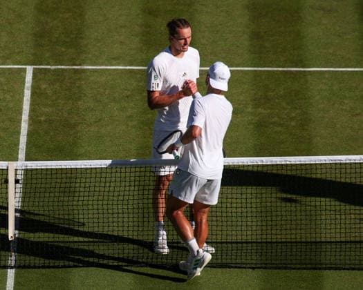 Marcos Giron (USA) gratuliert dem Sieger Alexander Zverev (GER), Herren Einzel, Men s Singles Tennis - Wimbledon 2026 - Grand Slam ITF ATP, Tennis Herren WTA, Tennis Damen - AELTC - London - - Great Britain - 4 July 2026. *** Marcos Giron (USA) congratulates the winner, Alexander Zverev (GER), Men s Singles, Wimbledon 2026 Grand Slam, ITF, ATP, WTA, AELTC, London, Great Britain, July 4, 2026 Copyright: xJuergenxHasenkopfx