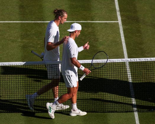 Marcos Giron (USA) gratuliert dem Sieger Alexander Zverev (GER), Herren Einzel, Men s Singles Tennis - Wimbledon 2026 - Grand Slam ITF ATP, Tennis Herren WTA, Tennis Damen - AELTC - London - - Great Britain - 4 July 2026. *** Marcos Giron (USA) congratulates the winner, Alexander Zverev (GER), Men s Singles, Wimbledon 2026 Grand Slam, ITF, ATP, WTA, AELTC, London, Great Britain, July 4, 2026 Copyright: xJuergenxHasenkopfx