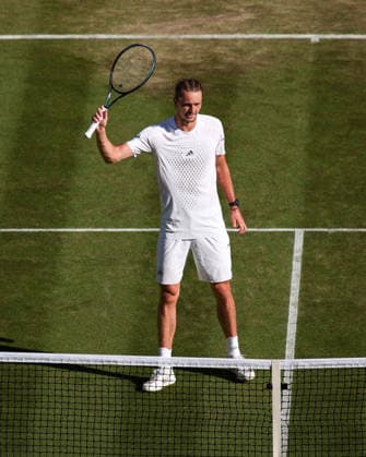 Sieger Alexander Zverev (GER) winkt und bedankt sich bei den Zuschauer, Fans, Herren Einzel, Men s Singles Tennis - Wimbledon 2026 - Grand Slam ITF ATP, Tennis Herren WTA, Tennis Damen - AELTC - London - - Great Britain - 4 July 2026. *** Winner Alexander Zverev (GER) waves and thanks the spectators and fans, Men s Singles, Wimbledon 2026 Grand Slam, ITF, ATP, WTA, AELTC, London, Great Britain, July 4, 2026 Copyright: xJuergenxHasenkopfx