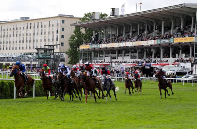 05.07.2026, GER,Reitsport, Rennen 3 World Pool - NEO LIVING Cup , Derby Meeting Hamburg - Galopprennen, Hamburger Renn-Club e.V., Galopprennbahn Hamburg Horn, Hamburg Feature Impressionen erste Kurve mit dem kompletten Feld des Rennen 3 World Pool - NEO LIVING Cup Sieger Ally McMagic ( 06) geritten von Alexander Pietsch *** July 5, 2026, GER, Equestrian Sports, Race 3 World Pool NEO LIVING Cup, Hamburg Derby Meeting, Hamburg Racing Club e.V., Hamburg Horn Racetrack, Hamburg Feature: Highlights from the first turn with the entire field of Race 3, the World Pool NEO LIVING Cup; winner Ally McMagic 06, ridden by Alexander Pietsch nordphotoxGmbHx xTauchnitz nph00059
