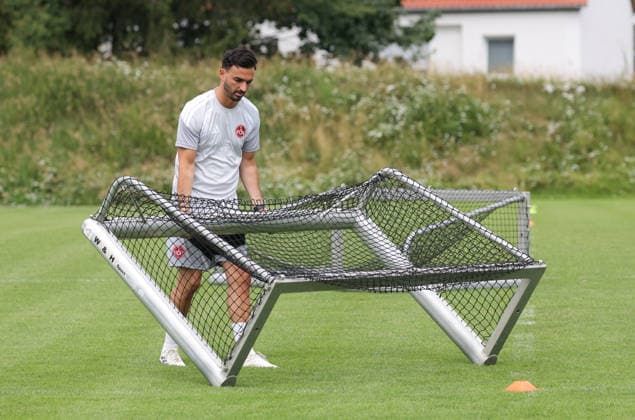 05.07.2026 - Fussball - 1. Frauen - Fussball - Bundesliga - Saison 2026 2027 - 1. FC Nürnberg Nuernberg FCN ( Club ) - Training Trainingsauftakt Saisonauftakt - Sportfoto Zink DaMa - xdaxma - Omar Adlani (Trainer 1. FC Nürnberg FCN ) bereitet Trainingsplatz vor *** July 5, 2026 Women s Soccer 1 Women s Soccer Bundesliga 2026–2027 Season 1 FC Nürnberg Nuremberg FCN Club Training Start of Training Start of Season Sports Photo Zink DaMa xdaxma Omar Adlani Coach 1 FC Nürnberg FCN prepares the training field