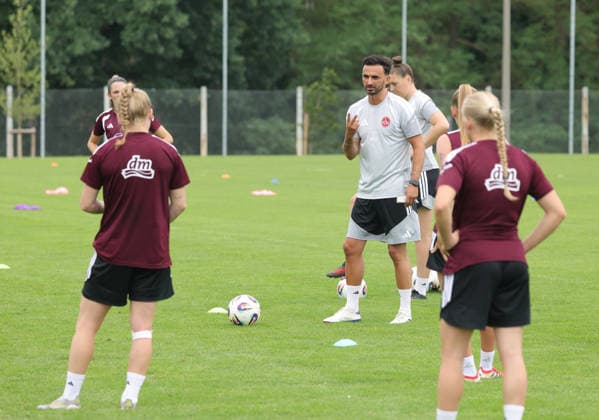 05.07.2026 - Fussball - 1. Frauen - Fussball - Bundesliga - Saison 2026 2027 - 1. FC Nürnberg Nuernberg FCN ( Club ) - Training Trainingsauftakt Saisonauftakt - Sportfoto Zink DaMa - xdaxma - Omar Adlani (Trainer 1. FC Nürnberg FCN ) gibt Anweisungen *** July 5, 2026 Women s Soccer 1 Women s Soccer Bundesliga 2026–2027 Season 1 FC Nürnberg Nuremberg FCN Club Training Start of Training Start of Season Sports Photo Zink DaMa xdaxma Omar Adlani Coach 1 FC Nürnberg FCN Announcesinstructions