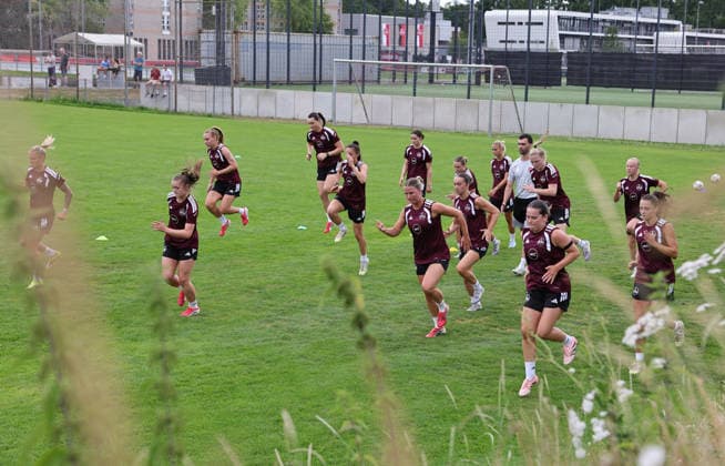 05.07.2026 - Fussball - 1. Frauen - Fussball - Bundesliga - Saison 2026 2027 - 1. FC Nürnberg Nuernberg FCN ( Club ) - Training Trainingsauftakt Saisonauftakt - Sportfoto Zink DaMa - xdaxma - Mannschaft Team wärmt sich auf *** July 5, 2026 Soccer Women s Soccer Bundesliga 2026–2027 Season 1. FC Nürnberg (FCN) Club Training First Training Session Start of the Season Sports Photo Zink DaMa xdaxma Team Warming Up