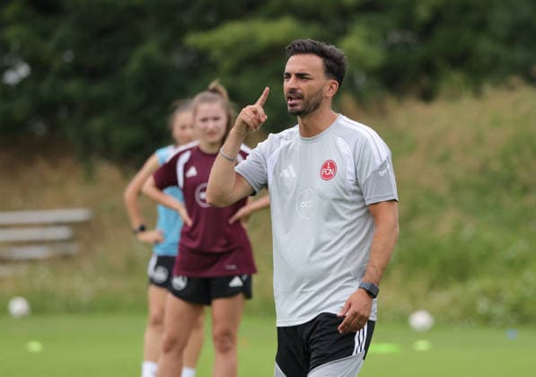 05.07.2026 - Fussball - 1. Frauen - Fussball - Bundesliga - Saison 2026 2027 - 1. FC Nürnberg Nuernberg FCN ( Club ) - Training Trainingsauftakt Saisonauftakt - Sportfoto Zink DaMa - xdaxma - Omar Adlani (Trainer 1. FC Nürnberg FCN ) zeigt an gestikuliert dirigiert gibt Anweisungen *** July 5, 2026 Soccer Women s Soccer Bundesliga 2026–2027 Season 1. FC Nürnberg (FCN) Club Training First Training Session Start of the Season Sports Photo Zink DaMa xdaxma Omar Adlani Coach 1. FC Nürnberg (FCN) shows gestures directs gives instructions