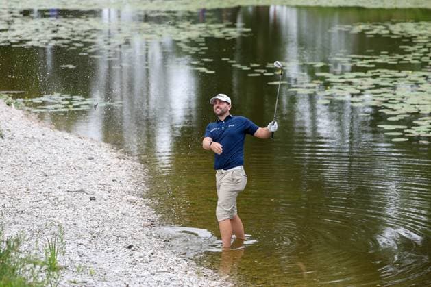 Nicolai von Dellingshausen (GER) schlaegt aus dem Wasser an der 18, 37. BMW International Open 2026, Golf, DP World Tour, Herren, Finale, 05.07.2026 Eichenried Bayern Deutschland *** Nicolai von Dellingshausen (GER) hits a shot out of the water on the 18th hole, 37 BMW International Open 2026, Golf, DP World Tour, Men s, Final, July 5, 2026, Eichenried, Bavaria, Germany Copyright: xkolbert-press ChristianxKolbertx