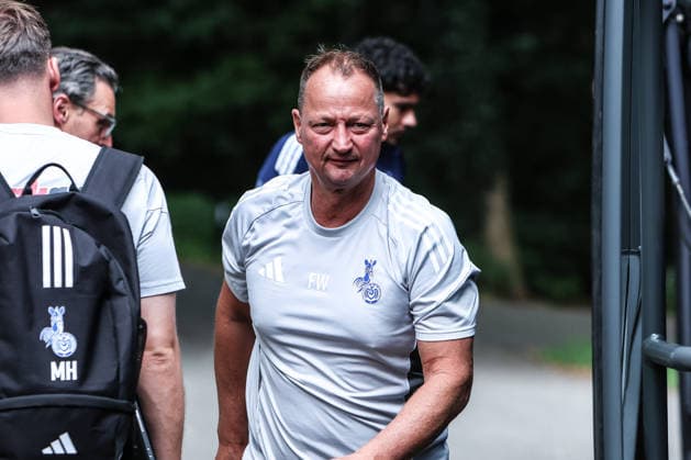 Fussball, 3.Liga Saison 2026 2027 Trainingslager MSV Duisburg 05.07.2026, Wageningsche Berg Frank Wisniewski (Busfahrer, MSV Duisburg) Wageningen Wageningse Berg Niederlande *** Sports, Soccer, 3rd Division, 2026–2027 Season, MSV Duisburg Training Camp, July 5, 2026, Wageningsche Berg, Frank Wisniewski, Bus Driver, MSV Duisburg, Wageningen, Wageningse Berg, Netherlands