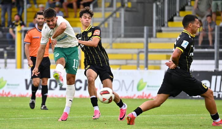 05.07.2026 - Fussball - Saison 2026 2027 - Testspiel Freundschaftsspiel - SpVgg Bayreuth - SpVgg Greuther Fürth ( Kleeblatt ) - - Sportfoto Zink - xwoxzix - regulations prohibit any use of photographs as image sequences and or quasi-video - only for editorial use - Aaron Keller (11, SpVgg Greuther Fürth ) Moritz Gindel (37, SpVgg Bayreuth ) *** July 5, 2026 Soccer Season 2026–2027 Exhibition Match Friendly Match SpVgg Bayreuth SpVgg Greuther Fürth Kleeblatt Sports Photo by Zink xwoxzix; regulations prohibit any use of photographs as image sequences and or quasi-video; for editorial use only. Aaron Keller 11, SpVgg Greuther Fürth; Moritz Gindel 37, SpVgg Bayreuth