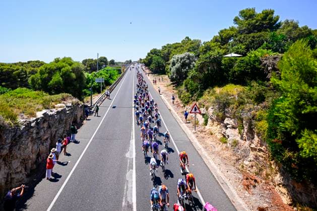 Tour de France 2026 Stage 2 BARCELONA, SPAIN - JULY 05 : Illustration picture of the peloton during stage 2 of the 113rd edition of Tour de France an UCI World Tour 2.UWT cycling road race stage for Men Elite of 182 km with start in Tarragona and finish in Barcelona on July 5, 2026 in Barcelona, Spain, 05 07 2026 ( Motordriver Kurt Vandenborre - Barcelona Spain  Copyright: xTomasxSiskx