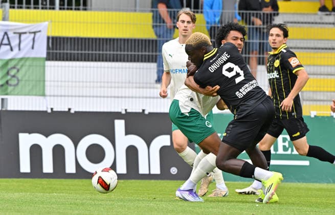 05.07.2026 - Fussball - Saison 2026 2027 - Testspiel Freundschaftsspiel - SpVgg Bayreuth - SpVgg Greuther Fürth ( Kleeblatt ) - - Sportfoto Zink MeZi - xmexzix - regulations prohibit any use of photographs as image sequences and or quasi-video - only for editorial use - Kelvin Onuigwe (9, SpVgg Bayreuth ) vor David Abrangao (40, SpVgg Greuther Fürth ) *** July 5, 2026 Soccer Season 2026–2027 Exhibition Match Friendly Match SpVgg Bayreuth SpVgg Greuther Fürth Kleeblatt Sports Photo Zink MeZi xmexzix Regulations prohibit any use of photographs as image sequences and or quasi-video; for editorial use only. Kelvin Onuigwe 9, SpVgg Bayreuth, ahead of David Abrangao 40, SpVgg Greuther Fürth