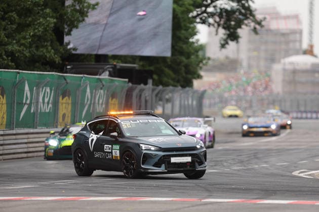 Nürnberg, Deutschland 03. - 05. Juli 2026: DTM - 2026 - Norisring - Sonntag Rennen 2 Im Bild: Safety Car vor Nicki Thiim (DEN 7) Norisring Bayern *** Nuremberg, Germany, July 3–5, 2026, DTM 2026, Norisring, Sunday, Race 2. Pictured: Safety car in front of Nicki Thiim (No. 7), Norisring, Bavaria Copyright: xFotostandx xFabianxWernerx