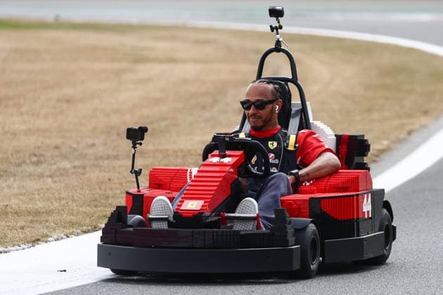 Sport Themen der Woche KW27 Sport Bilder des Tages F1 British Grand Prix 2026 Lewis Hamilton of Ferrari drives Lego kart during the drivers parade ahead of the Formula 1 British Grand Prix at Silverstone Circuit in Northampton, Great Britain on July 5, 2026. Northampton United Kingdom  Copyright: xJakubxPorzyckix originalFilename:porzycki-f1britis260705_npA4M.jpg