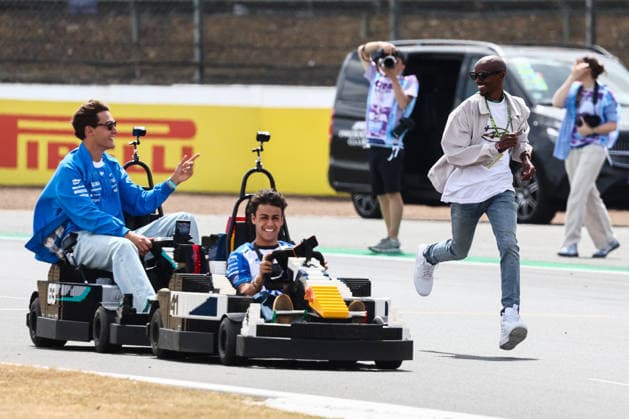 F1 British Grand Prix 2026 Arvid Lindblad of Racing Bulls and George Russell of Mercedes drive Lego karts as Mo Farah runs during the drivers parade ahead of the Formula 1 British Grand Prix at Silverstone Circuit in Northampton, Great Britain on July 5, 2026. Northampton United Kingdom  Copyright: xJakubxPorzyckix originalFilename:porzycki-f1britis260705_npqL8.jpg