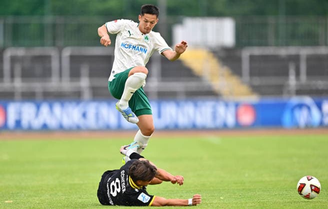 05.07.2026 - Fussball - Saison 2026 2027 - Testspiel Freundschaftsspiel - SpVgg Bayreuth - SpVgg Greuther Fürth ( Kleeblatt ) - - Sportfoto Zink - xwoxzix - regulations prohibit any use of photographs as image sequences and or quasi-video - only for editorial use - Shinta Appelkamp (8, SpVgg Greuther Fürth ) Patrick Scheder (8, SpVgg Bayreuth ) *** July 5, 2026 Soccer Season 2026–2027 Exhibition Match Friendly Match SpVgg Bayreuth SpVgg Greuther Fürth Kleeblatt Sports Photo Zink xwoxzix Regulations prohibit any use of photographs as image sequences and or quasi-video; for editorial use only. Shinta AppElkamp 8, SpVgg Greuther Fürth; Patrick Scheder 8, SpVgg Bayreuth
