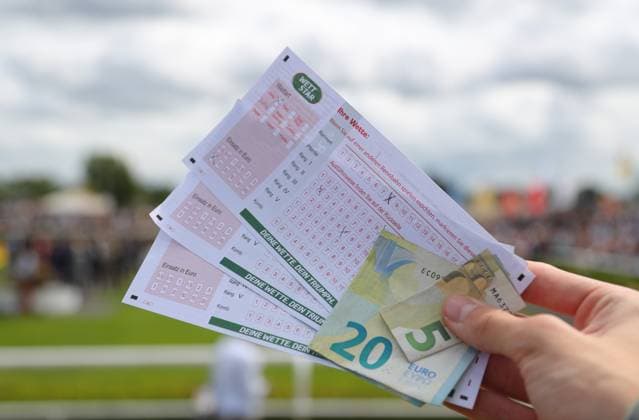 05.07.2026, GER,Reitsport, Rennen 7 Hapag-Lloyd-Rennen, Derby Meeting Hamburg - Galopprennen, Hamburger Renn-Club e.V., Galopprennbahn Hamburg Horn, Hamburg Feature Impressionen Wettschein, Geldscheine, Wette, Pferdewette *** July 5, 2026, GER, Equestrian Sports, Race 7: Hapag Lloyd Race, Hamburg Derby Meeting, Hamburg Racing Club e.V., Hamburg Horn Racetrack, Hamburg Feature: Scenes from the Betting Slip, Banknotes, Betting, Horse Betting nordphotoxGmbHx xTauchnitz nph00059