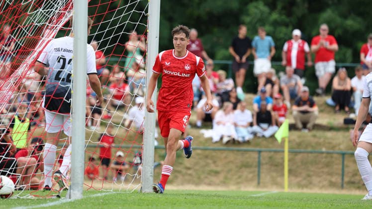 05.07.2026, xrekx, Fussball Testspiel, TSG Kaiserslautern - 1.FC Kaiserslautern v.l. Torjubel nach dem Tor zum celebrating the goal celebrate 0:1 durch Owen Gibs (1.FC Kaiserslautern) (DFL DFB REGULATIONS PROHIBIT ANY USE OF PHOTOGRAPHS as IMAGE SEQUENCES and or QUASI-VIDEO) Kaiserslautern *** July 5, 2026, xrekx, Soccer Friendly Match, TSG Kaiserslautern 1 FC Kaiserslautern v l Goal celebration after the goal to celebrate the goal 0 1 by Owen Gibbs 1 FC Kaiserslautern DFL DFB REGULATIONS PROHIBIT ANY USE OF PHOTOGRAPHS as IMAGE SEQUENCES and or QUASI-VIDEO Kaiserslautern