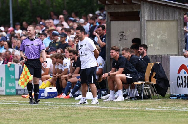 Fussball, Herren, Saison 2026 2027, TSV Moorenweis - TSV 1860 München, Testspiel, Vorbereitung Alper Kayabunar, Trainer (TSV 1860 München) an der Seitenlinie stehend *** Soccer, Men s, 2026–2027 Season, TSV Moorenweis vs. TSV 1860 Munich, Friendly Match, Preseason; Alper Kayabunar, coach of TSV 1860 Munich, standing on the sidelines