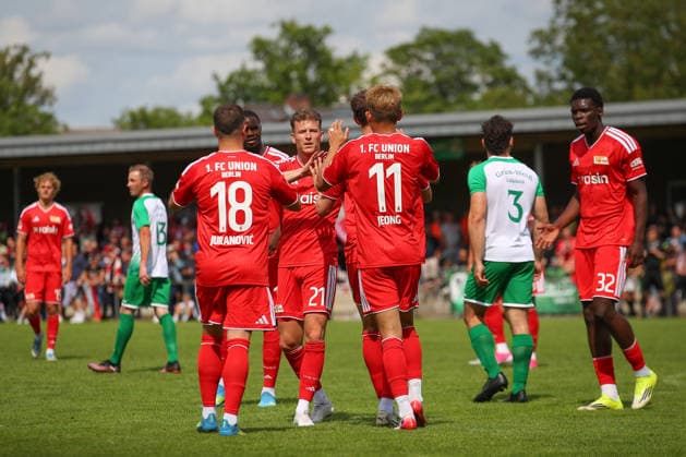 05.07.2026, xtgx, Fussball Testspiel, SV Grün-Weiß Lübben - 1. FC Union Berlin emspor, v.l. Tim Skarke (Union Berlin, 21) Jubel, Torjubel, jubelt ueber das Tor, celebrate the goal, celebration (DFL DFB REGULATIONS PROHIBIT ANY USE OF PHOTOGRAPHS as IMAGE SEQUENCES and or QUASI-VIDEO) Lübben *** July 5, 2026, xtgx, soccer friendly, SV Grün Weiß Lübben 1 vs. FC Union Berlin emspor, from left: Tim Skarke (Union Berlin), 21, cheering, Goal celebration, celebrating the goal, DFL and DFB regulations prohibit any use of photographs as image sequences and or quasi-video. Lübben