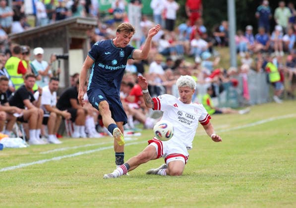 Fussball, Herren, Saison 2026 2027, TSV Moorenweis - TSV 1860 München, Testspiel, Vorbereitung Julian Bell (TSV 1860 München) (li.) mit Kilian Knöferl (TSV Moorenweis) (re.) im Zweikampf um den Ball *** Soccer, Men s, 2026–2027 Season, TSV Moorenweis vs. TSV 1860 Munich, Friendly Match, Preseason: Julian Bell (TSV 1860 Munich, left) and Kilian Knöferl (TSV Moorenweis, right) battle for the ball