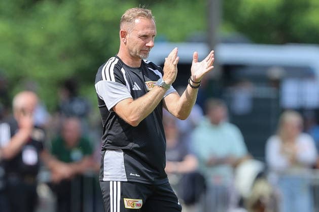05.07.2026, xtgx, Fussball Testspiel, SV Grün-Weiß Lübben - 1. FC Union Berlin emspor, v.l. Mauro Lustrinelli (Union Berlin, Trainer) gibt Anweisungen, gestikuliert mit den Armen, gesticulate, gives instructions (DFL DFB REGULATIONS PROHIBIT ANY USE OF PHOTOGRAPHS as IMAGE SEQUENCES and or QUASI-VIDEO) Lübben *** July 5, 2026, xtgx, soccer friendly, SV Grün Weiß Lübben 1 vs. FC Union Berlin emspor, from left: Mauro Lustrinelli (Union Berlin), Coach gives instructions, gesturing with his arms, gesticulate, gives instructions DFL DFB REGULATIONS PROHIBIT ANY USE OF PHOTOGRAPHS as IMAGE SEQUENCES and or QUASI-VIDEO Lübben