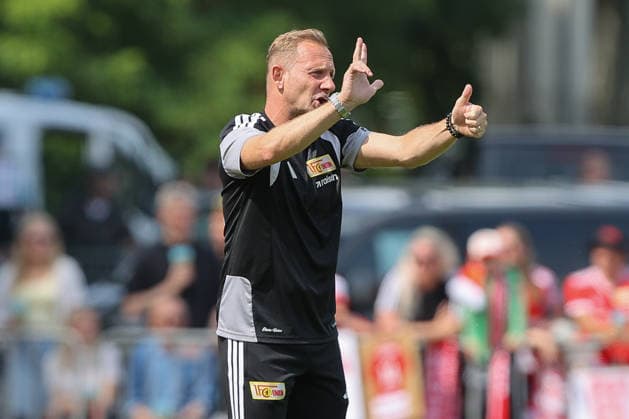 05.07.2026, xtgx, Fussball Testspiel, SV Grün-Weiß Lübben - 1. FC Union Berlin emspor, v.l. Mauro Lustrinelli (Union Berlin, Trainer) gibt Anweisungen, gestikuliert mit den Armen, gesticulate, gives instructions (DFL DFB REGULATIONS PROHIBIT ANY USE OF PHOTOGRAPHS as IMAGE SEQUENCES and or QUASI-VIDEO) Lübben *** July 5, 2026, xtgx, soccer exhibition match, SV Grün Weiß Lübben vs. FC Union Berlin emspor, from left: Mauro Lustrinelli (Union Berlin), Coach gives instructions, gesturing with his arms, gesticulate, gives instructions DFL DFB REGULATIONS PROHIBIT ANY USE OF PHOTOGRAPHS as IMAGE SEQUENCES and or QUASI-VIDEO Lübben