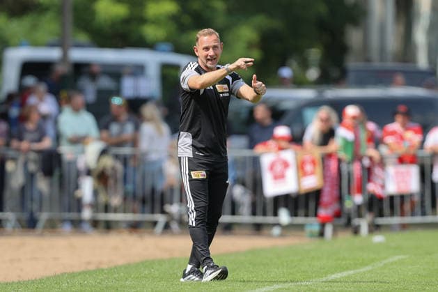 05.07.2026, xtgx, Fussball Testspiel, SV Grün-Weiß Lübben - 1. FC Union Berlin emspor, v.l. Mauro Lustrinelli (Union Berlin, Trainer) gibt Anweisungen, gestikuliert mit den Armen, gesticulate, gives instructions (DFL DFB REGULATIONS PROHIBIT ANY USE OF PHOTOGRAPHS as IMAGE SEQUENCES and or QUASI-VIDEO) Lübben *** July 5, 2026, xtgx, soccer exhibition match, SV Grün Weiß Lübben vs. FC Union Berlin emspor, from left: Mauro Lustrinelli (Union Berlin), Coach gives instructions, gesturing with his arms, gesticulate, gives instructions DFL DFB REGULATIONS PROHIBIT ANY USE OF PHOTOGRAPHS as IMAGE SEQUENCES and or QUASI-VIDEO Lübben