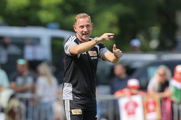 05.07.2026, xtgx, Fussball Testspiel, SV Grün-Weiß Lübben - 1. FC Union Berlin emspor, v.l. Mauro Lustrinelli (Union Berlin, Trainer) gibt Anweisungen, gestikuliert mit den Armen, gesticulate, gives instructions (DFL DFB REGULATIONS PROHIBIT ANY USE OF PHOTOGRAPHS as IMAGE SEQUENCES and or QUASI-VIDEO) Lübben *** July 5, 2026, xtgx, soccer exhibition match, SV Grün Weiß Lübben vs. FC Union Berlin emspor, from left: Mauro Lustrinelli (Union Berlin), Coach gives instructions, gesturing with his arms, gesticulate, gives instructions DFL DFB REGULATIONS PROHIBIT ANY USE OF PHOTOGRAPHS as IMAGE SEQUENCES and or QUASI-VIDEO Lübben