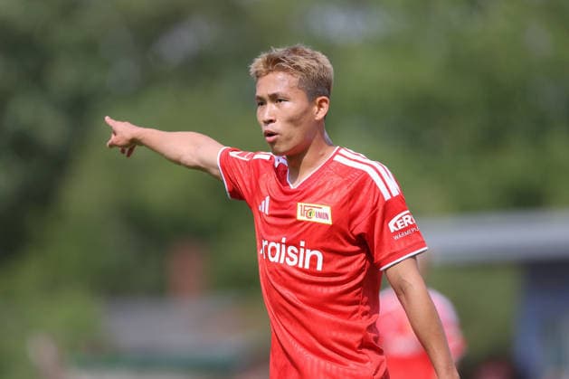 05.07.2026, xtgx, Fussball Testspiel, SV Grün-Weiß Lübben - 1. FC Union Berlin emspor, v.l. Woo Yeong Jeong (Union Berlin, 11) gibt Anweisungen, gestikuliert mit den Armen, gesticulate, gives instructions (DFL DFB REGULATIONS PROHIBIT ANY USE OF PHOTOGRAPHS as IMAGE SEQUENCES and or QUASI-VIDEO) Lübben *** July 5, 2026, xtgx, soccer friendly, SV Grün Weiß Lübben 1 vs. FC Union Berlin emspor, from left: Woo Yeong Jeong (Union Berlin), 11 gives instructions, gesticulates with his arms, gesticulate, gives instructions DFL DFB REGULATIONS PROHIBIT ANY USE OF PHOTOGRAPHS as IMAGE SEQUENCES and or QUASI-VIDEO Lübben