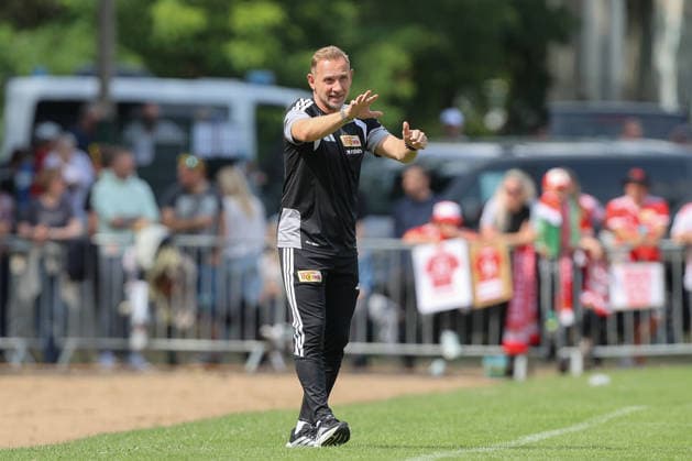 05.07.2026, xtgx, Fussball Testspiel, SV Grün-Weiß Lübben - 1. FC Union Berlin emspor, v.l. Mauro Lustrinelli (Union Berlin, Trainer) gibt Anweisungen, gestikuliert mit den Armen, gesticulate, gives instructions (DFL DFB REGULATIONS PROHIBIT ANY USE OF PHOTOGRAPHS as IMAGE SEQUENCES and or QUASI-VIDEO) Lübben *** July 5, 2026, xtgx, soccer friendly, SV Grün Weiß Lübben 1 vs. FC Union Berlin emspor, from left: Mauro Lustrinelli (Union Berlin), Coach gives instructions, gesturing with his arms, gesticulate, gives instructions DFL DFB REGULATIONS PROHIBIT ANY USE OF PHOTOGRAPHS as IMAGE SEQUENCES and or QUASI-VIDEO Lübben