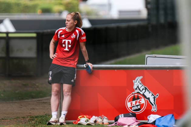 Angebot: 1. FC Köln Frauen, Auftakttraining, 05.07.2026 Kiera Walsh (englische Nationalspielerin) schaut beim Training der Frauen des 1. FC Köln zu. Auftakttraining der Frauen des 1. FC Köln zur Saison 2026 27 der 1. Frauen Fussball Bundesliga, Trainingsgelände am Geißbockheim, Köln, 05.07.2026 DFL DFB regulations prohibit any use of photographs as image sequences and or quasi-video. *** 1 FC Köln Women s Team, First Training Session, July 5, 2026: Kiera Walsh, a member of the English national team, watches the 1 FC Köln women’s team’s first training session of the 2026–27 season in the Women’s Bundesliga, at the Geißbockheim training facility in Cologne, July 5, 2026 DFL and DFB regulations prohibit any use of photographs as image sequences and or quasi-video Copyright: xBEAUTIFULxSPORTS Freisenx