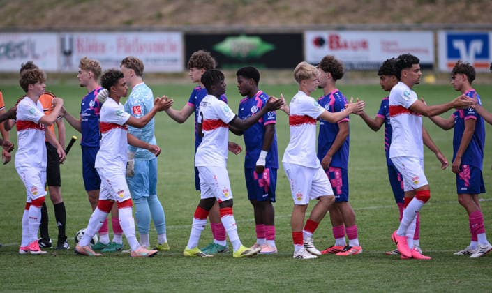 Fussball BITZER Cup U 19 Junioren 2025 in Ergenzingen (Kreis Tuebingen) 05.07.2026 VfB Stuttgart U19 - 1. FSV Mainz U19 Abklatschen der beiden Teams *** Soccer: BITZER Cup U-19 Juniors 2025 in Ergenzingen, Tübingen District, July 5, 2026: VfB Stuttgart U-19 vs. FSV Mainz U-19; High-fives between the two teams