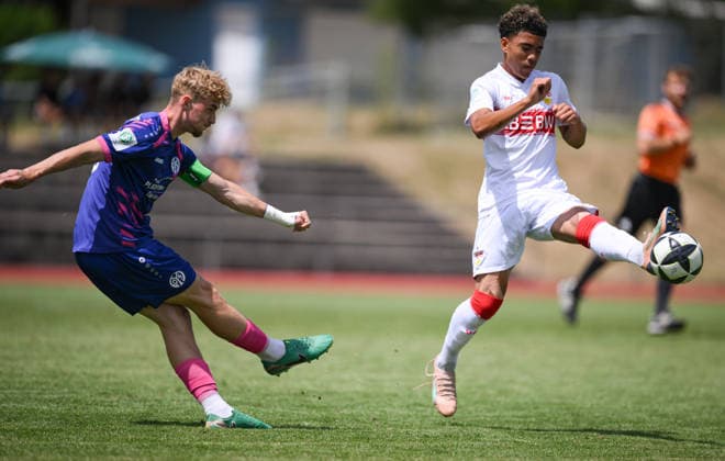 Fussball BITZER Cup U 19 Junioren 2025 in Ergenzingen (Kreis Tuebingen) 05.07.2026 VfB Stuttgart U19 - 1. FSV Mainz U19 Malik Mosrati (re, VfB Stuttgart U19) gegen Dominic Koeppel (li, 1. FSV Mainz 05) *** Soccer: BITZER Cup U-19 Juniors 2025 in Ergenzingen, Tübingen District, July 5, 2026: VfB Stuttgart U-19 vs. FSV Mainz U-19, Malik Mosrati (right), VfB Stuttgart U19 vs. Dominic Koeppel (left), 1. FSV Mainz 05
