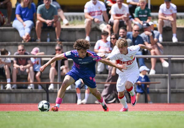 Fussball BITZER Cup U 19 Junioren 2025 in Ergenzingen (Kreis Tuebingen) 05.07.2026 VfB Stuttgart U19 - 1. FSV Mainz U19 Vadim Lenz (re, VfB Stuttgart U19) gegen Fabio Santos (li, 1. FSV Mainz 05) *** Soccer: BITZER Cup U-19 Juniors 2025 in Ergenzingen, Tübingen District, July 5, 2026: VfB Stuttgart U-19 vs. FSV Mainz U-19, Vadim Lenz (right), VfB Stuttgart U19 vs. Fabio Santos (left), 1. FSV Mainz 05
