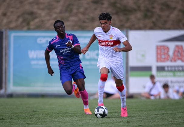 Fussball BITZER Cup U 19 Junioren 2025 in Ergenzingen (Kreis Tuebingen) 05.07.2026 VfB Stuttgart U19 - 1. FSV Mainz U19 Gabriel Zarrella (re, VfB Stuttgart U19) gegen Jemain Kusi (li, 1. FSV Mainz 05) *** Soccer BITZER Cup U-19 Juniors 2025 in Ergenzingen, Tübingen District, July 5, 2026: VfB Stuttgart U-19 vs. 1. FSV Mainz U-19, Gabriel Zarrella (right), VfB Stuttgart U19 vs. Jemain Kusi (left), 1. FSV Mainz 05
