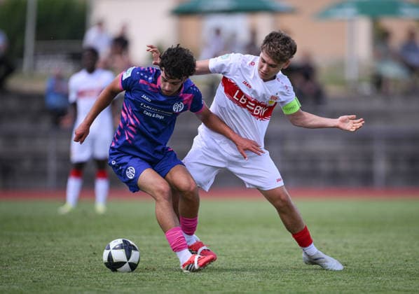 Fussball BITZER Cup U 19 Junioren 2025 in Ergenzingen (Kreis Tuebingen) 05.07.2026 VfB Stuttgart U19 - 1. FSV Mainz U19 Kolya Petrovskyi (re, VfB Stuttgart U19) gegen Paul Hanfland (li, 1. FSV Mainz 05) *** Soccer: BITZER Cup U-19 Juniors 2025 in Ergenzingen, Tübingen District, July 5, 2026: VfB Stuttgart U-19 vs. FSV Mainz U-19, Kolya Petrovskyi (right), VfB Stuttgart U19 vs. Paul Hanfland (left), 1. FSV Mainz 05