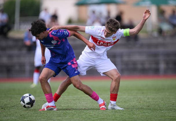 Fussball BITZER Cup U 19 Junioren 2025 in Ergenzingen (Kreis Tuebingen) 05.07.2026 VfB Stuttgart U19 - 1. FSV Mainz U19 Kolya Petrovskyi (re, VfB Stuttgart U19) gegen Paul Hanfland (li, 1. FSV Mainz 05) *** Soccer: BITZER Cup U-19 Juniors 2025 in Ergenzingen, Tübingen District, July 5, 2026: VfB Stuttgart U-19 vs. FSV Mainz U-19, Kolya Petrovskyi (right), VfB Stuttgart U19 vs. Paul Hanfland (left), 1. FSV Mainz 05