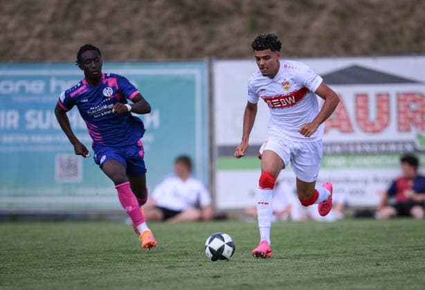 Fussball BITZER Cup U 19 Junioren 2025 in Ergenzingen (Kreis Tuebingen) 05.07.2026 VfB Stuttgart U19 - 1. FSV Mainz U19 Gabriel Zarrella (re, VfB Stuttgart U19) gegen Jemain Kusi (li, 1. FSV Mainz 05) *** Soccer BITZER Cup U-19 Juniors 2025 in Ergenzingen, Tübingen District, July 5, 2026: VfB Stuttgart U-19 vs. 1. FSV Mainz U-19, Gabriel Zarrella (right), VfB Stuttgart U19 vs. Jemain Kusi (left), 1. FSV Mainz 05