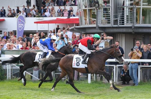 05.07.2026, GER,Reitsport, Rennen 8 IDEE 157. Deutsches Derby , Derby Meeting Hamburg - Galopprennen, Hamburger Renn-Club e.V., Galopprennbahn Hamburg Horn, Hamburg Dardanos ( 15) geritten von Wladimir Panov (Grüner Helm, Rotes Oberteil) siegt beim 157. Deutsches Derby vor Chiefland (IRE) ( 11) geritten von Cieren Fallon *** July 5, 2026, GER, Equestrian Sports, Race 8 IDEE 157 German Derby, Derby Meeting Hamburg Horse Race, Hamburger Renn Club e.V., Hamburg Horn Racetrack, Hamburg Dardanos 15 ridden by Wladimir Panov (green helmet), wearing a red top, wins the 157th German Derby ahead of Chiefland IRE 11, ridden by Cieren Fallon nordphotoxGmbHx xTauchnitz nph00059