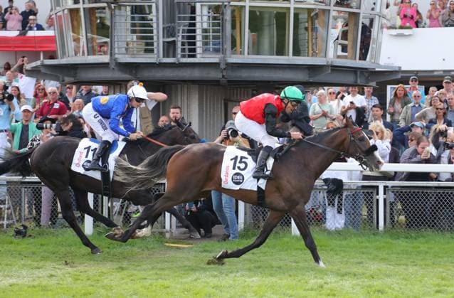 05.07.2026, GER,Reitsport, Rennen 8 IDEE 157. Deutsches Derby , Derby Meeting Hamburg - Galopprennen, Hamburger Renn-Club e.V., Galopprennbahn Hamburg Horn, Hamburg Dardanos ( 15) geritten von Wladimir Panov (Grüner Helm, Rotes Oberteil) siegt beim 157. Deutsches Derby vor Chiefland (IRE) ( 11) geritten von Cieren Fallon *** July 5, 2026, GER, Equestrian Sports, Race 8 IDEE 157 German Derby, Derby Meeting Hamburg Horse Race, Hamburger Renn Club e.V., Hamburg Horn Racetrack, Hamburg Dardanos 15 ridden by Wladimir Panov (green helmet), wearing a red top, wins the 157th German Derby ahead of Chiefland IRE 11, ridden by Cieren Fallon nordphotoxGmbHx xTauchnitz nph00059