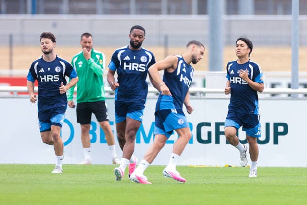 05.07.2026, Fussball, Trainingsauftakt des FC Schalke 04. v. l. Adrian Gantenbein (FC Schalke 04), Moussa Sylla (FC Schalke 04), Adil Aouchiche (FC Schalke 04), Satoshi Tanaka (FC Schalke 04). Gelsenkirchen Trainingsgelände FC Schalke 04 NRW Deutschland xRHR-FOTO YYx *** July 5, 2026, Soccer, FC Schalke 04 s first training session; from left: Adrian Gantenbein (FC Schalke 04), Moussa Sylla, FC Schalke 04; Adil Aouchiche, FC Schalke 04; Satoshi Tanaka, FC Schalke 04; Gelsenkirchen, FC Schalke 04 training facility, North Rhine-Westphalia, Germany, xRHR, PHOTO YYx Copyright: RHR-FOTOx RHR-FOTO YY