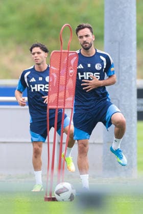05.07.2026, Fussball, Trainingsauftakt des FC Schalke 04. v. l. Soufiane El-Faouzi (FC Schalke 04), Kenan Karaman (FC Schalke 04). Gelsenkirchen Trainingsgelände FC Schalke 04 NRW Deutschland xRHR-FOTO YYx *** July 5, 2026, Soccer, FC Schalke 04 s first training session of the season featuring Soufiane El Faouzi (FC Schalke 04) and Kenan Karaman (FC Schalke 04) at the FC Schalke 04 training facility in Gelsenkirchen, North Rhine-Westphalia, Germany xRHR PHOTO YYx Copyright: RHR-FOTOx RHR-FOTO YY