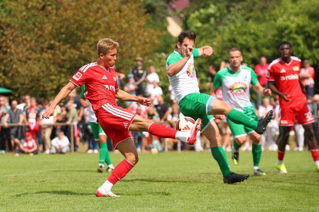 05.07.2026, xtgx, Fussball Testspiel, SV Grün-Weiß Lübben - 1. FC Union Berlin emspor, v.l. Woo Yeong Jeong (Union Berlin, 11) Zweikampf, Duell, Kampf, tackle (DFL DFB REGULATIONS PROHIBIT ANY USE OF PHOTOGRAPHS as IMAGE SEQUENCES and or QUASI-VIDEO) Lübben *** July 5, 2026, xtgx, Soccer Friendly Match, SV Grün Weiß Lübben 1 FC Union Berlin emspor, from left: Woo Yeong Jeong (Union Berlin), 11: Tackle, duel, battle, DFL and DFB regulations prohibit any use of photographs as image sequences and or quasi-video. Lübben