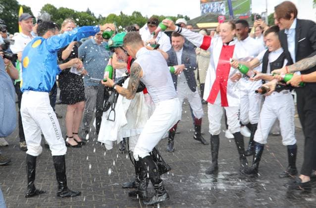 05.07.2026, GER,Reitsport, Rennen 8 IDEE 157. Deutsches Derby , Derby Meeting Hamburg - Galopprennen, Hamburger Renn-Club e.V., Galopprennbahn Hamburg Horn, Hamburg Sektdusche Derbysieger Wladimir Panov wird von den anderen Jockeys gefeiert *** July 5, 2026, GER, Equestrian Sports, Race 8 IDEE 157 German Derby, Derby Meeting Hamburg Horse Race, Hamburger Renn Club e.V., Hamburg Horn Racetrack, Hamburg Champagne shower: Derby winner Wladimir Panov is celebrated by the other jockeys nordphotoxGmbHx xTauchnitz nph00059