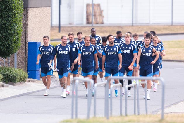 05.07.2026, Fussball, Trainingsauftakt des FC Schalke 04. Die Spieler des S04 kommen zum Training. Gelsenkirchen Trainingsgelände FC Schalke 04 NRW Deutschland xRHR-FOTO YYx *** July 5, 2026, Soccer, FC Schalke 04 s first training session of the season. The S04 players arrive for training at the FC Schalke 04 training facility in Gelsenkirchen, North Rhine-Westphalia, Germany xRHR PHOTO YYx Copyright: RHR-FOTOx RHR-FOTO YY
