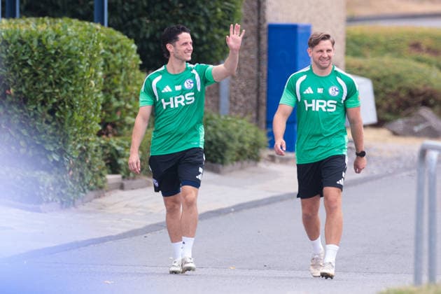 05.07.2026, Fussball, Trainingsauftakt des FC Schalke 04. v. l. v. l. Reha-Trainer Nico Wamig (FC Schalke 04), Reha-Trainer Marc Thum (FC Schalke 04). Gelsenkirchen Trainingsgelände FC Schalke 04 NRW Deutschland xRHR-FOTO YYx *** July 5, 2026, Soccer, FC Schalke 04 s first training session of the season; from left to left: Rehab Coach Nico Wamig (FC Schalke 04), Rehab Coach Marc Thum (FC Schalke 04), Gelsenkirchen, FC Schalke 04 training facility, North Rhine-Westphalia, Germany, xRHR PHOTO YYx Copyright: RHR-FOTOx RHR-FOTO YY