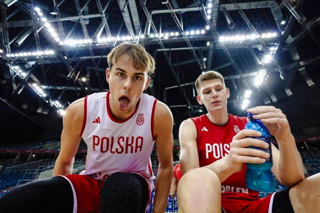 Sport Bilder des Tages Krakow 05.07.2026 KOSZYKOWKA KOSZKADRA REPREZENTACJA POLSKI TRENING - - - BASKETBALL POLISH national team, Nationalteam PRACTICE PRACTISE NZ Jakub Kuba Pisla , Jakub Szumert , Jakub Urbaniak , lawka bench , woda water picie drink , alcalia marketing , FOT. WOJCIECH FIGURSKI 058SPORT.PL NEWSPIX.PL --- newspix.pl EL ELIMINACJE DO MS MISTRZOSTW SWIATA FIBA W KOSZYKOWCE MEZCZYZN KOSZYKOWKA KATAR 2027  FOT. WOJCIECH FIGURSKI 058SPORT.PL